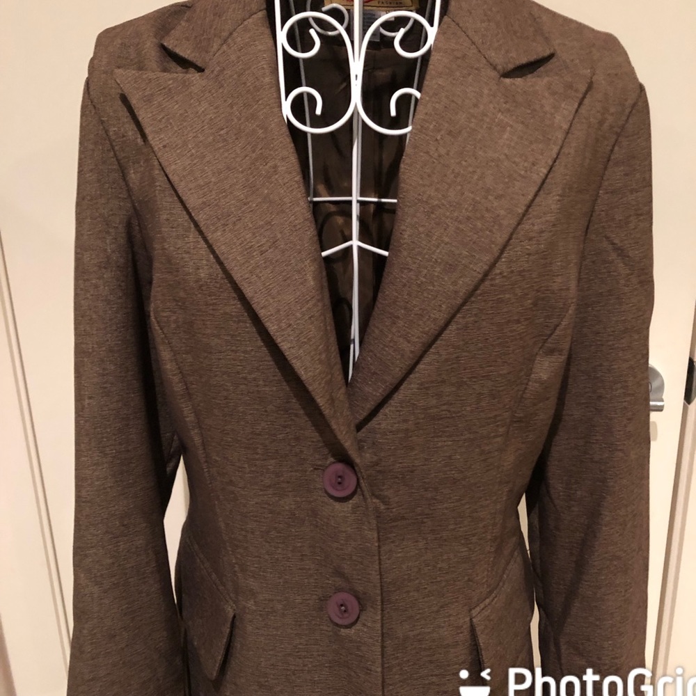 Size 8 ladies brown suit jacket. - Picture 3 of 6